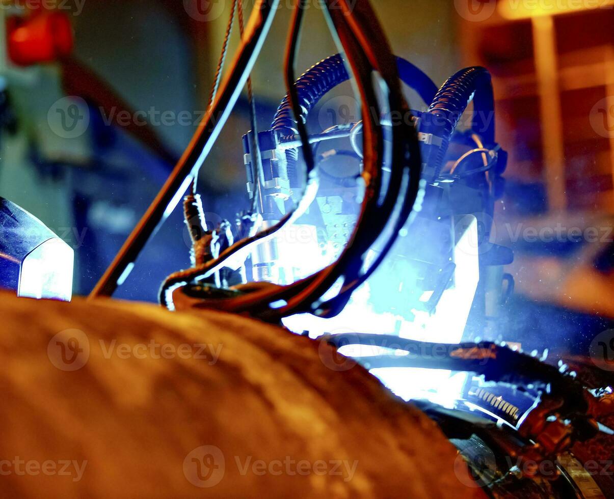 Butt welding underwater pipeline using automatic equipment photo