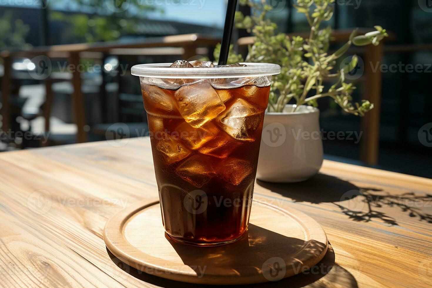 con hielo americano servido en vaso con Paja mira Fresco en un soleado día en café foto