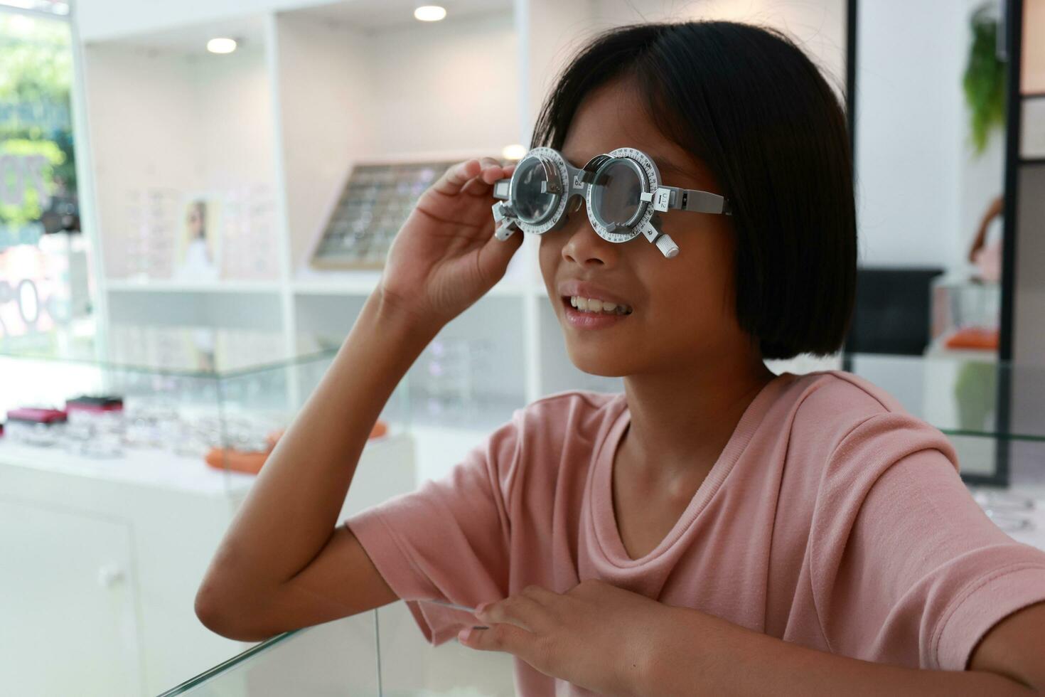 ojo cuidado, niño vistiendo lentes en el óptico almacenar, niño ojo prueba, niños ojo controlar, ojo examen, niño ojo prueba, foto