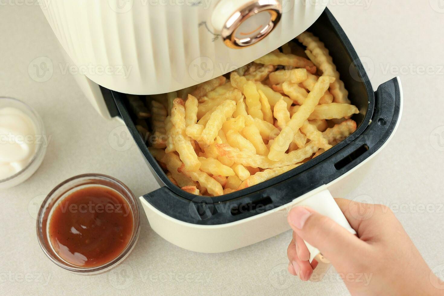 Cocinando francés papas fritas patata con freidora, Menos petróleo Cocinando foto