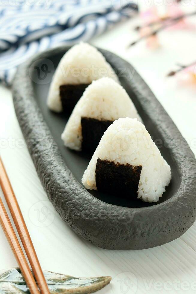 onigiri, arroz triángulo con algas marinas foto