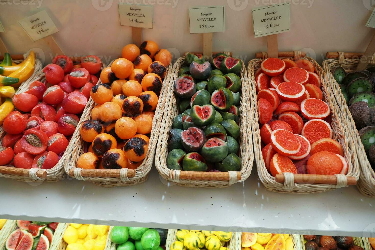 Fruta forma vistoso natural jabón bar en un cuenco foto