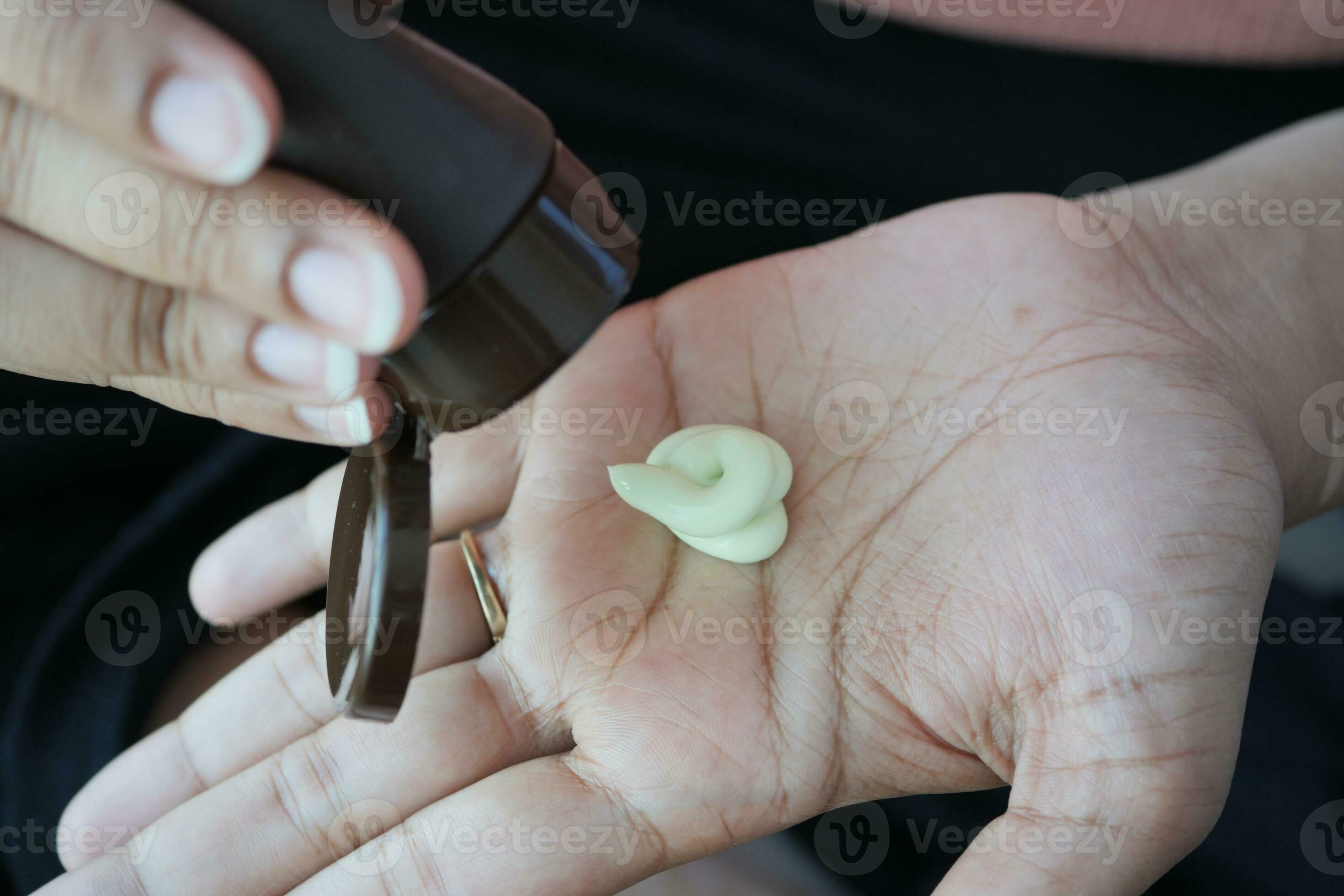 women hand applying avocado beauty cream 26710116 Stock Photo at Vecteezy