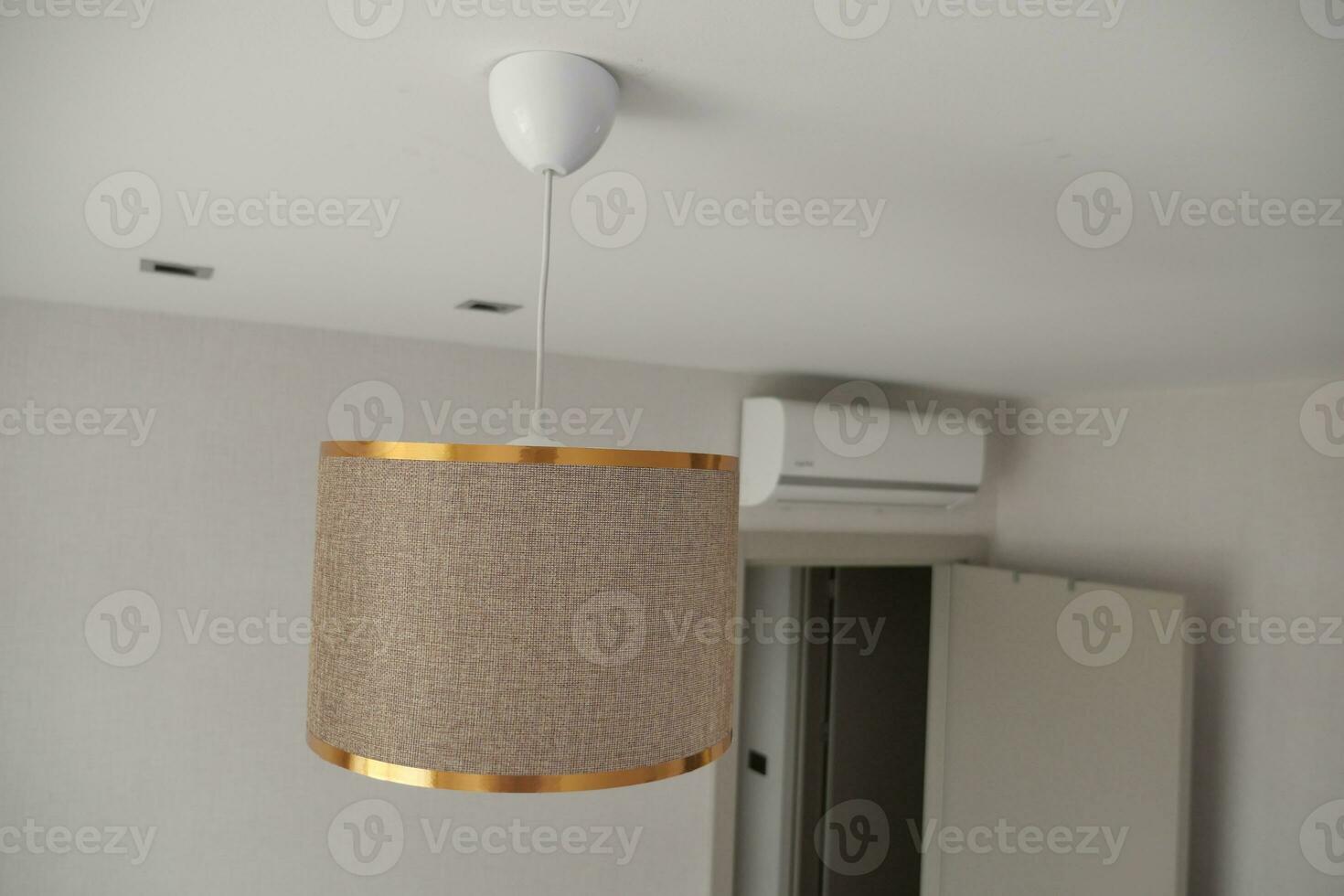 gris techo lámpara colgando en un habitación , foto