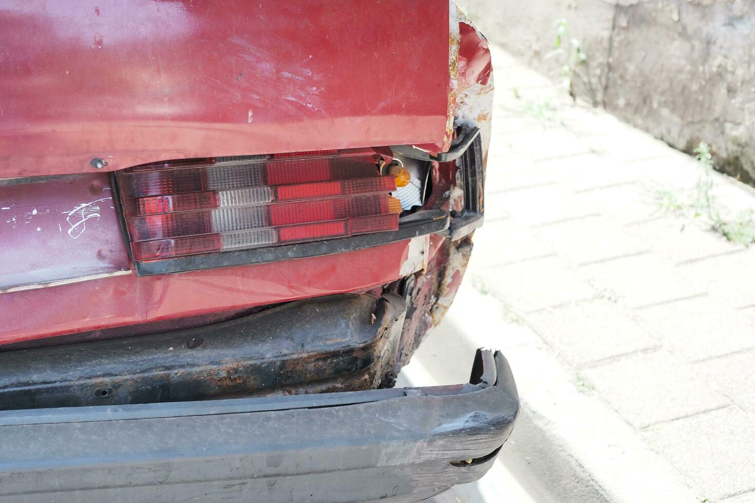 rojo coche dañado por un la carretera accidente foto