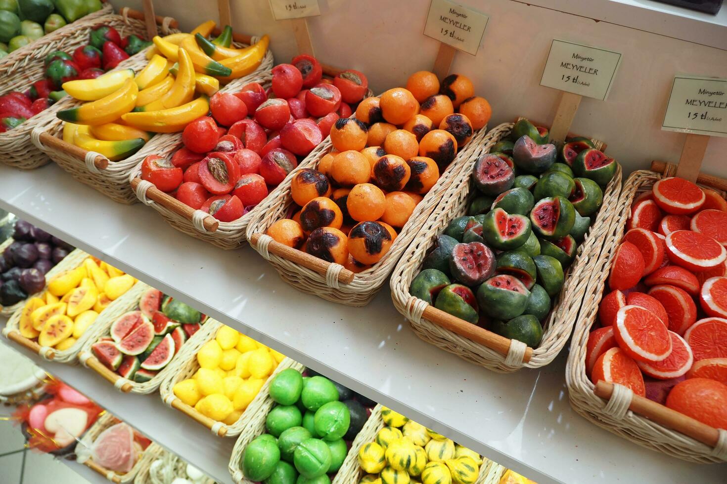 Fruta forma vistoso natural jabón bar en un cuenco foto