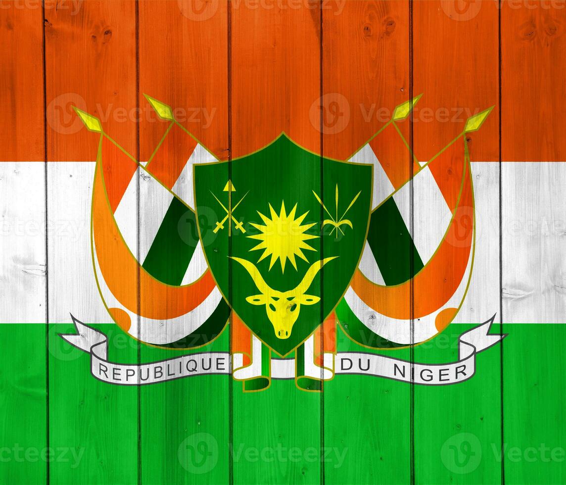 bandera y Saco de brazos de república de Níger en un texturizado antecedentes. concepto collage. foto