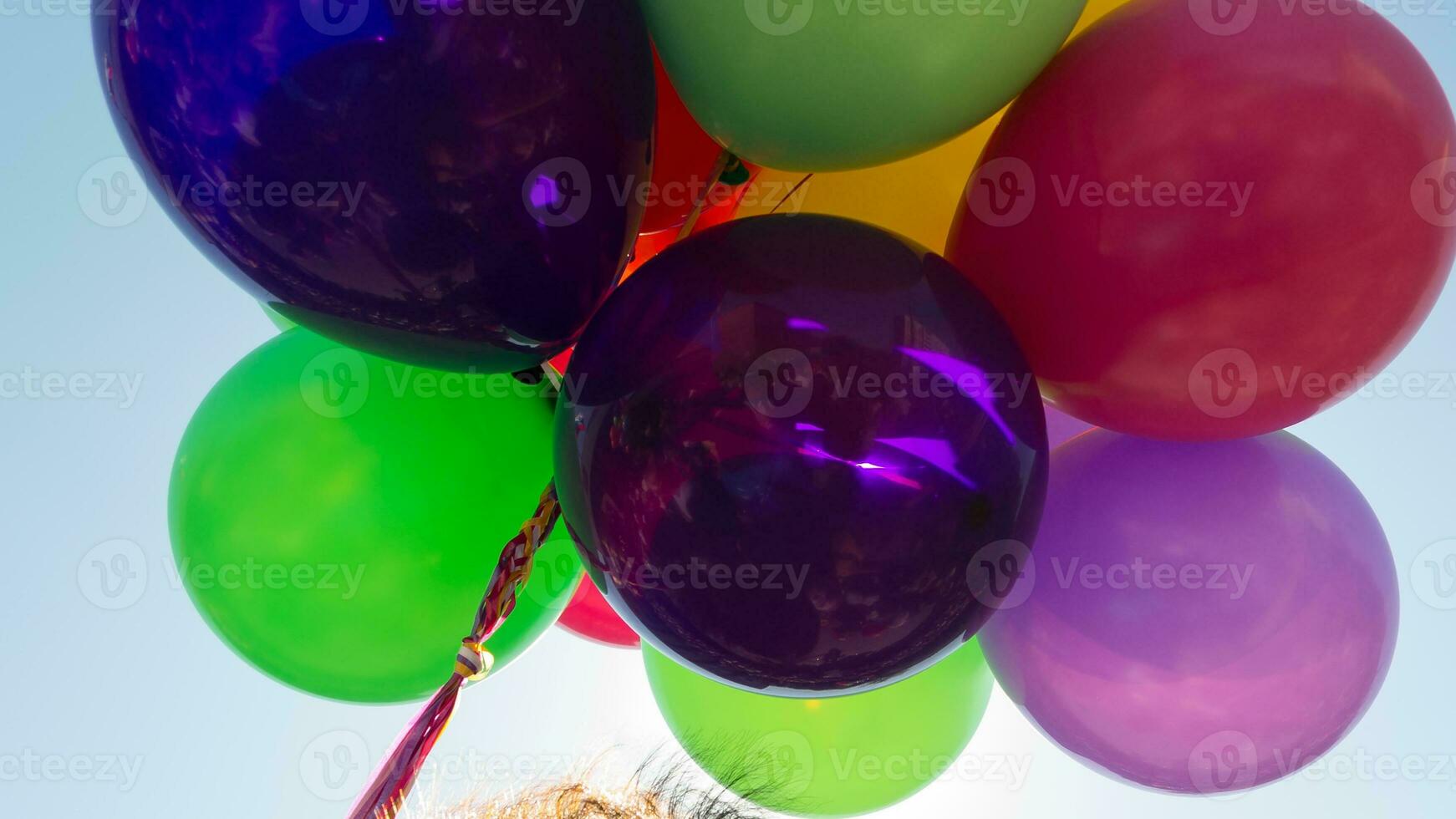 vistoso globos en contra el cielo foto