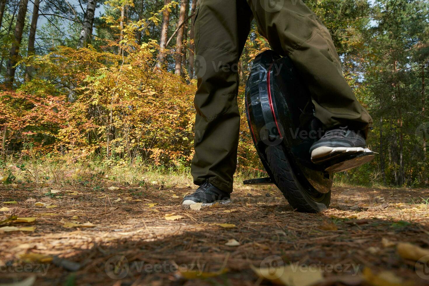 hombre paseos abajo el sendero en un monociclo cerca arriba monociclo foto