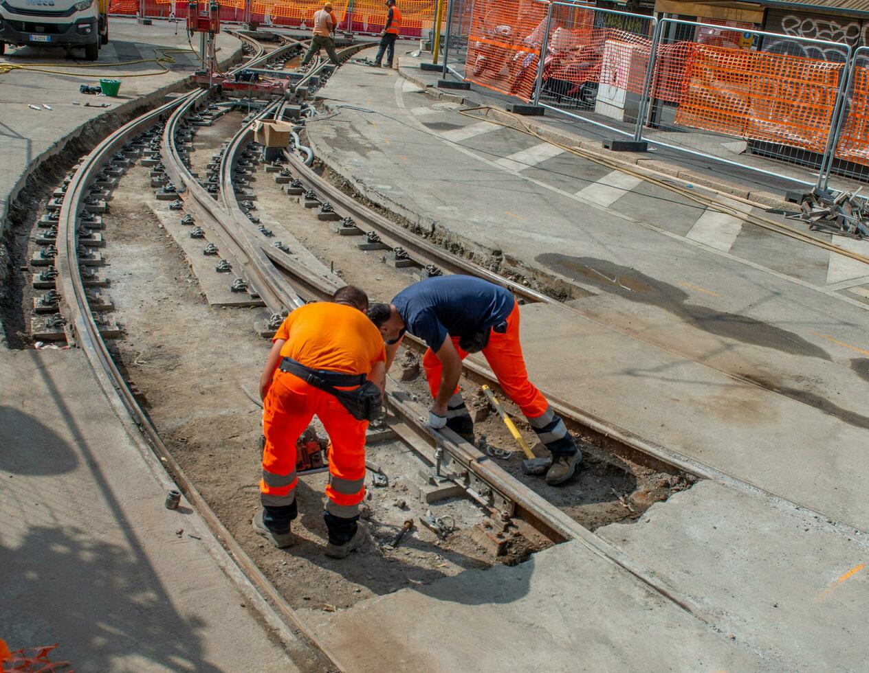 trabajadores a trabajo mientras sistenabo el tranvía rieles foto