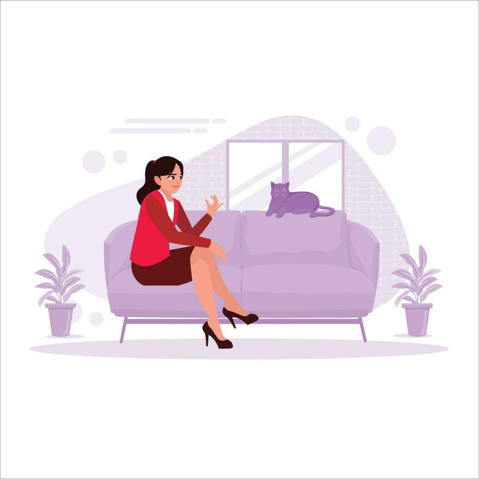 el hembra trabajador es relajante en el sofá y jugando con el gato sentado en el sofá. tendencia moderno vector plano ilustración.