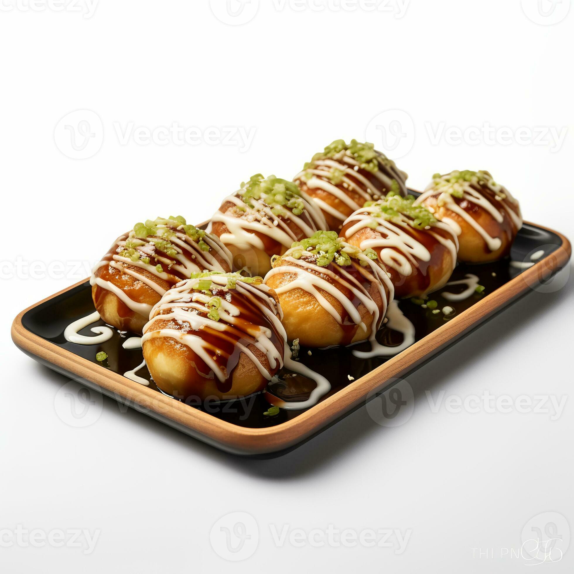 Fotografia alimentare di takoyaki su piastra isolata su sfondo bianco