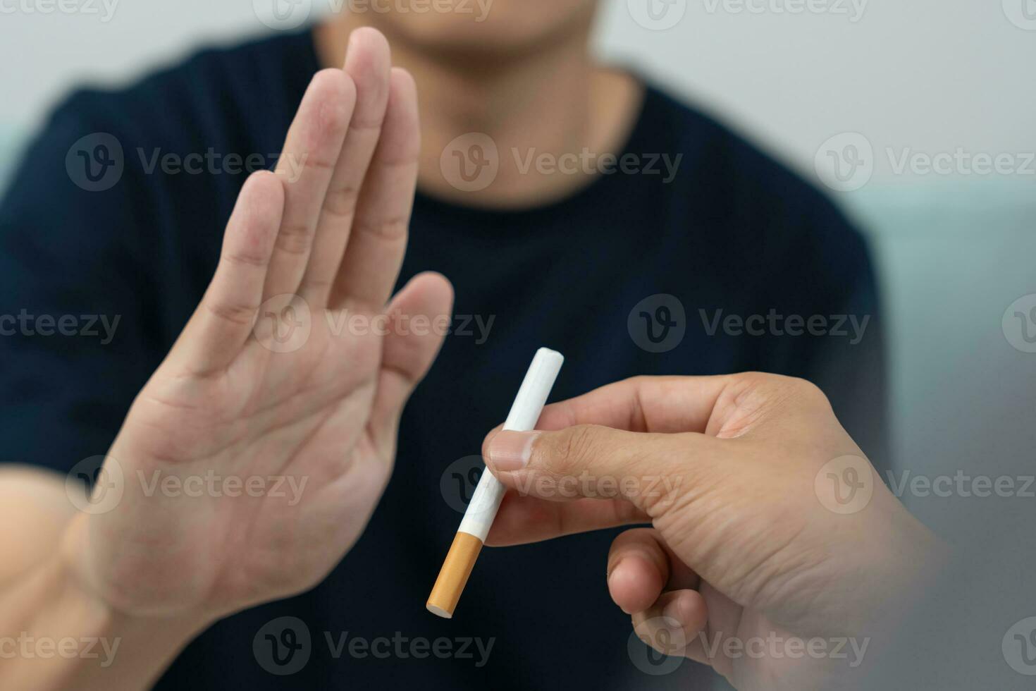 No Fumar. el hombre deja de fumar, se niega, rechaza, rompe el cigarrillo, dice que no. dejar de fumar por salud. día mundial del tabaco. drogas, cáncer de pulmón, enfisema, enfermedad pulmonar, narcótico, efecto nicotina foto