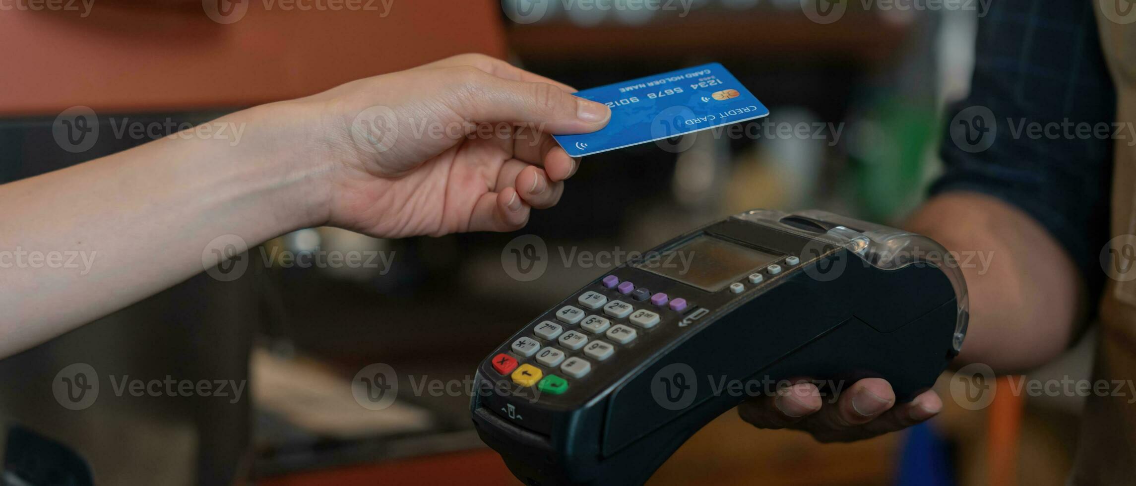 mujer utilizar crédito tarjeta pagar dinero en línea en café restaurante con un digital pago sin dinero en efectivo. acumular descuento. mi billetera, tecnología, pagar en línea, crédito tarjeta, banco aplicación diario vida pago foto