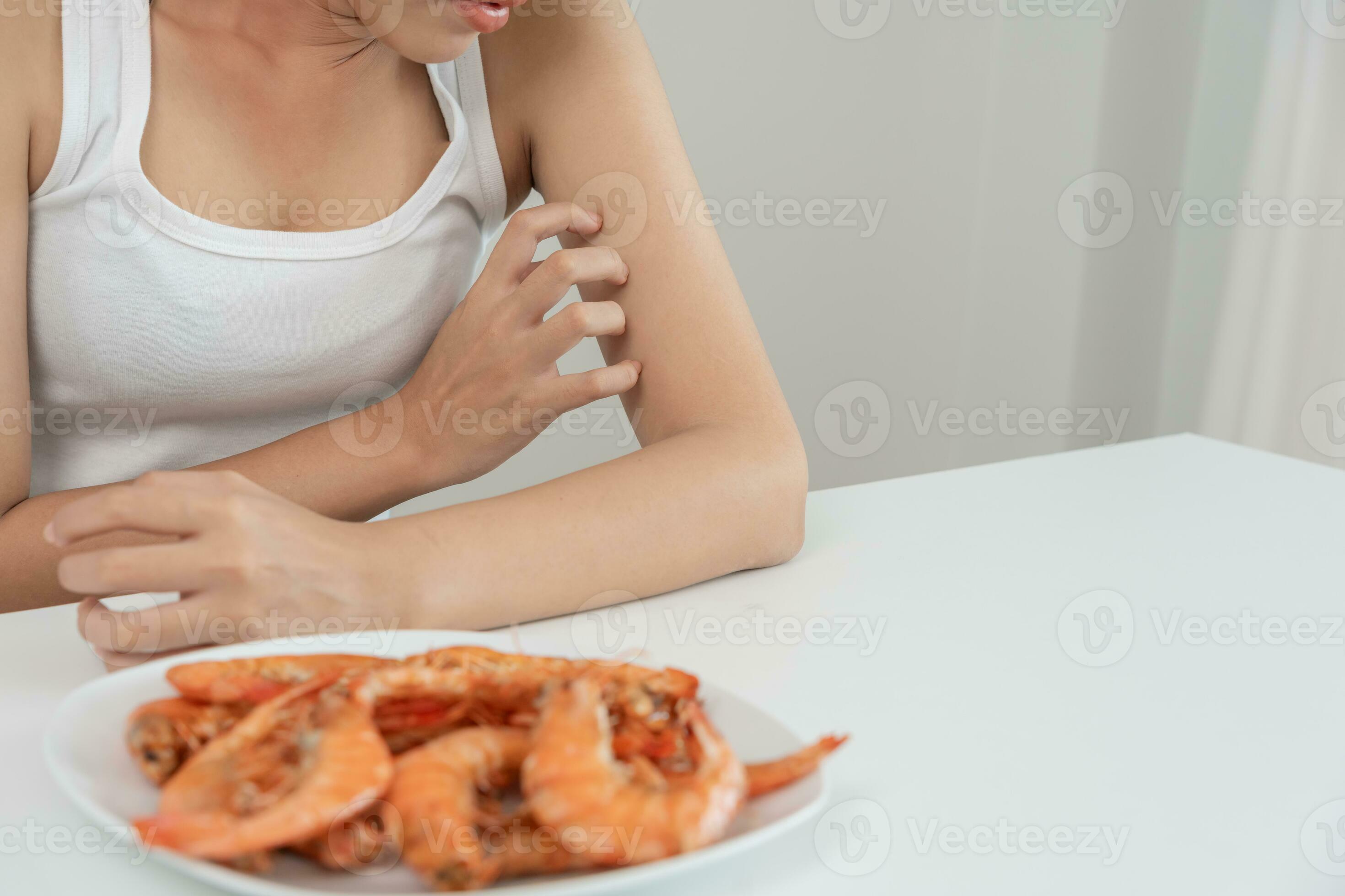 food allergies, women have reactions itching and redness after eating