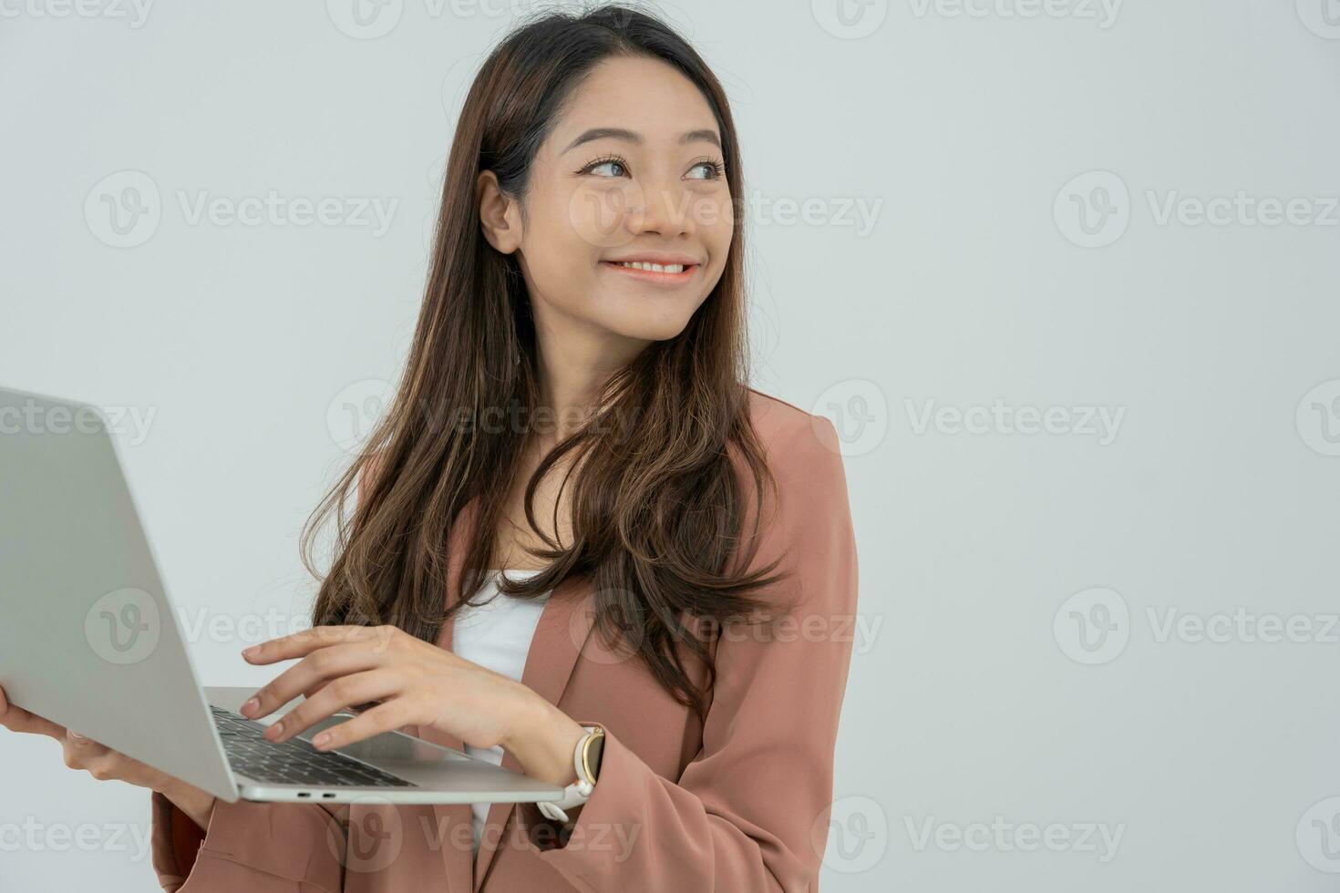 trabajando mujer, retrato de sonriente Asia niña en trabajo ropa utilizando computadora portátil, sentar a oficina y haciendo investigación, Copiar espacio, contento alegre linda negocio, positivo energía, negocio plan, hembra ejecutivo foto