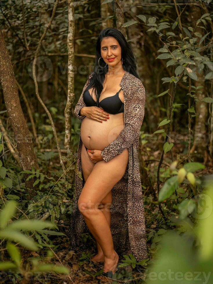 embarazada mujer posando en naturaleza foto