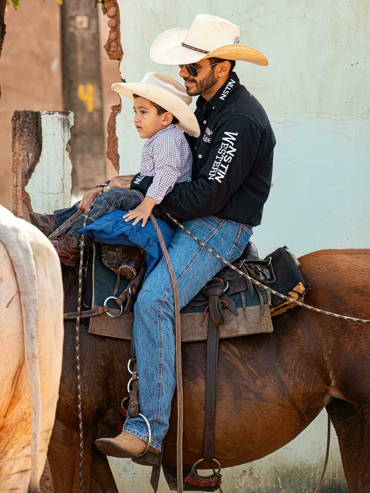 aporo, goiás, Brasil - 05 07 2023 lado de caballo montando evento abierto a el público foto