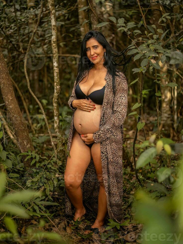 embarazada mujer posando en naturaleza foto