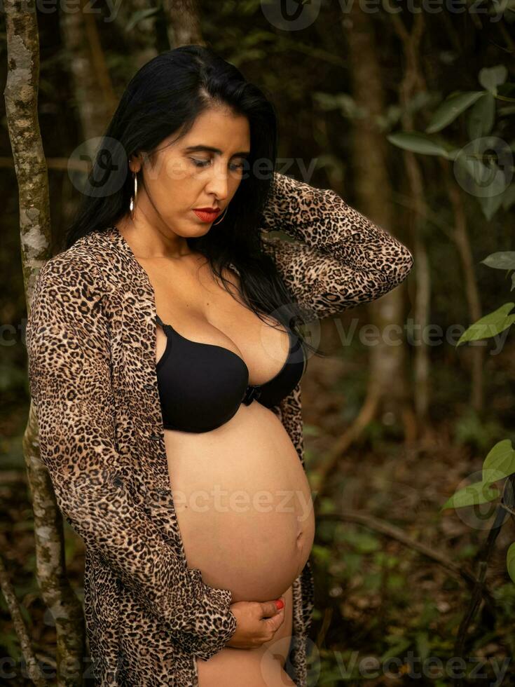 embarazada mujer posando en naturaleza foto