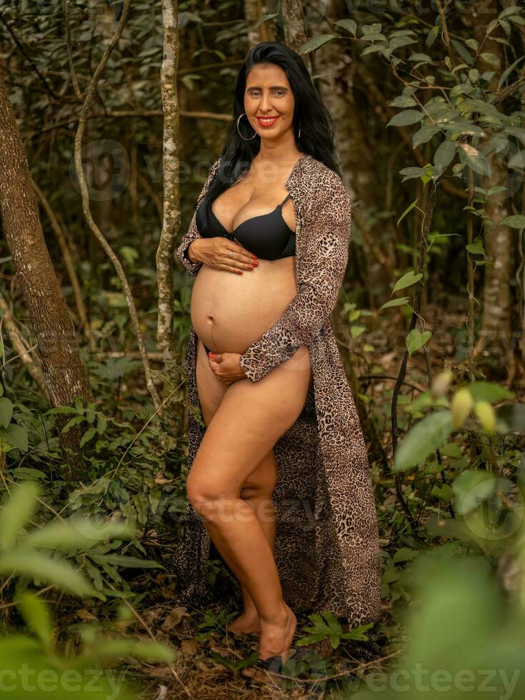 embarazada mujer posando en naturaleza foto