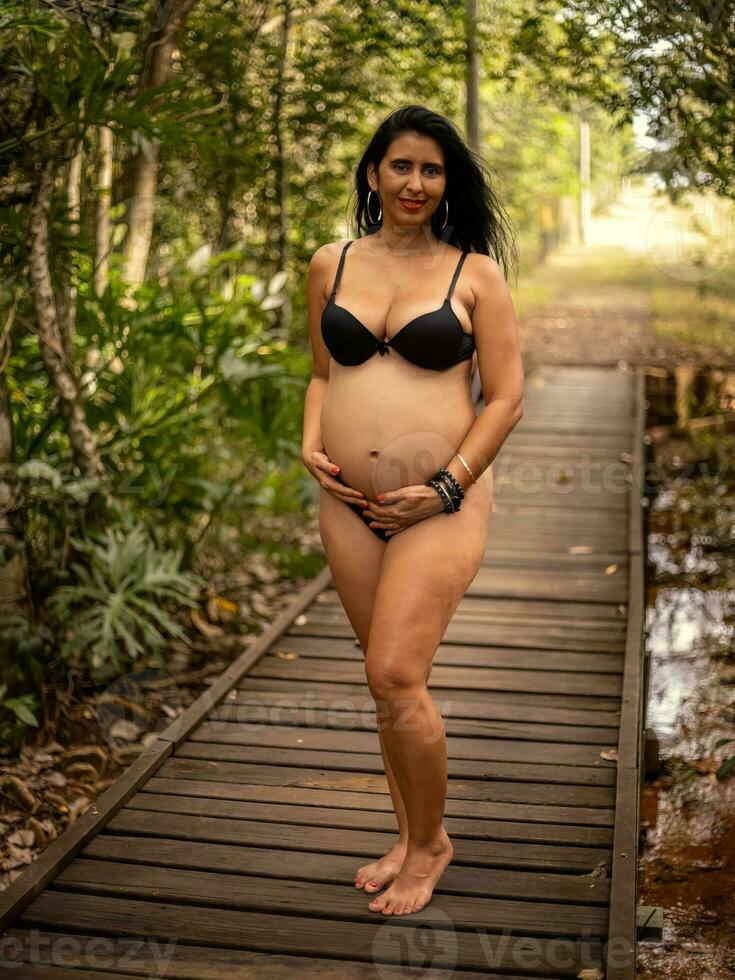 embarazada mujer posando en naturaleza foto