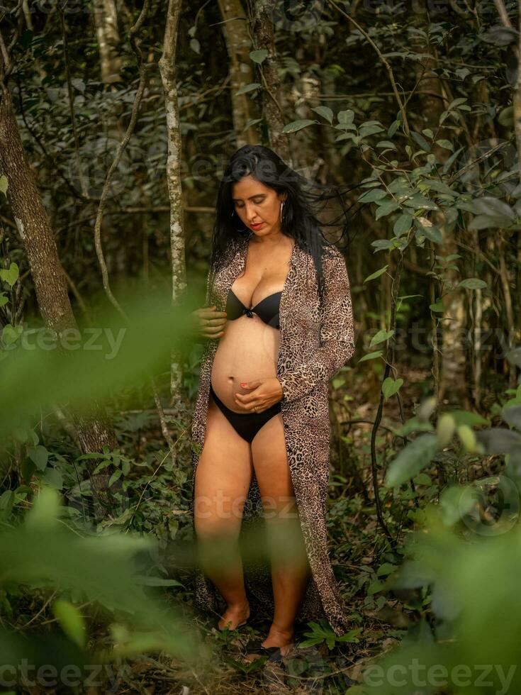 embarazada mujer posando en naturaleza foto