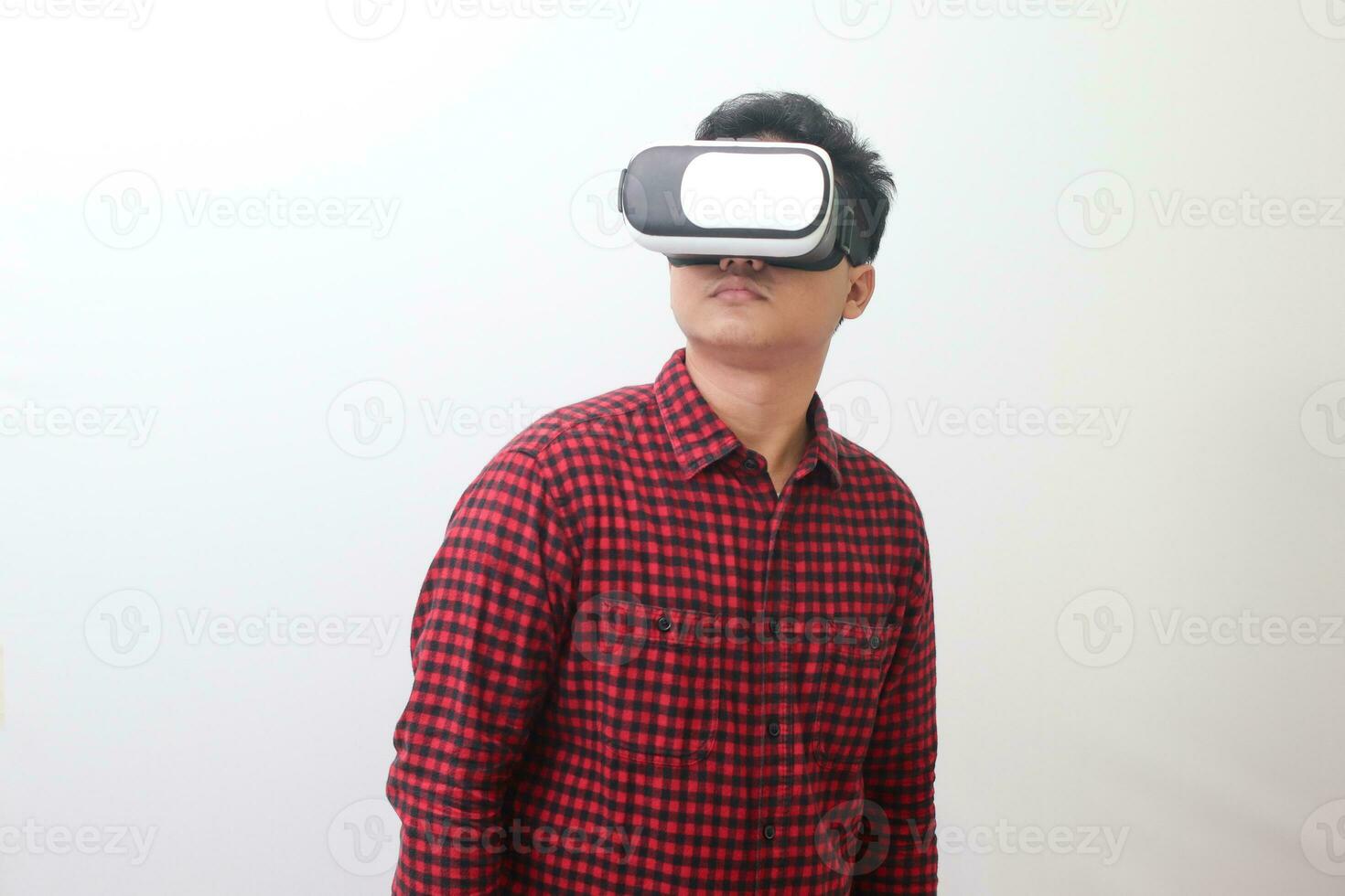 retrato de asiático hombre en rojo tartán camisa utilizando virtual realidad vr lentes y mirando arriba. aislado imagen con Copiar espacio en blanco antecedentes foto