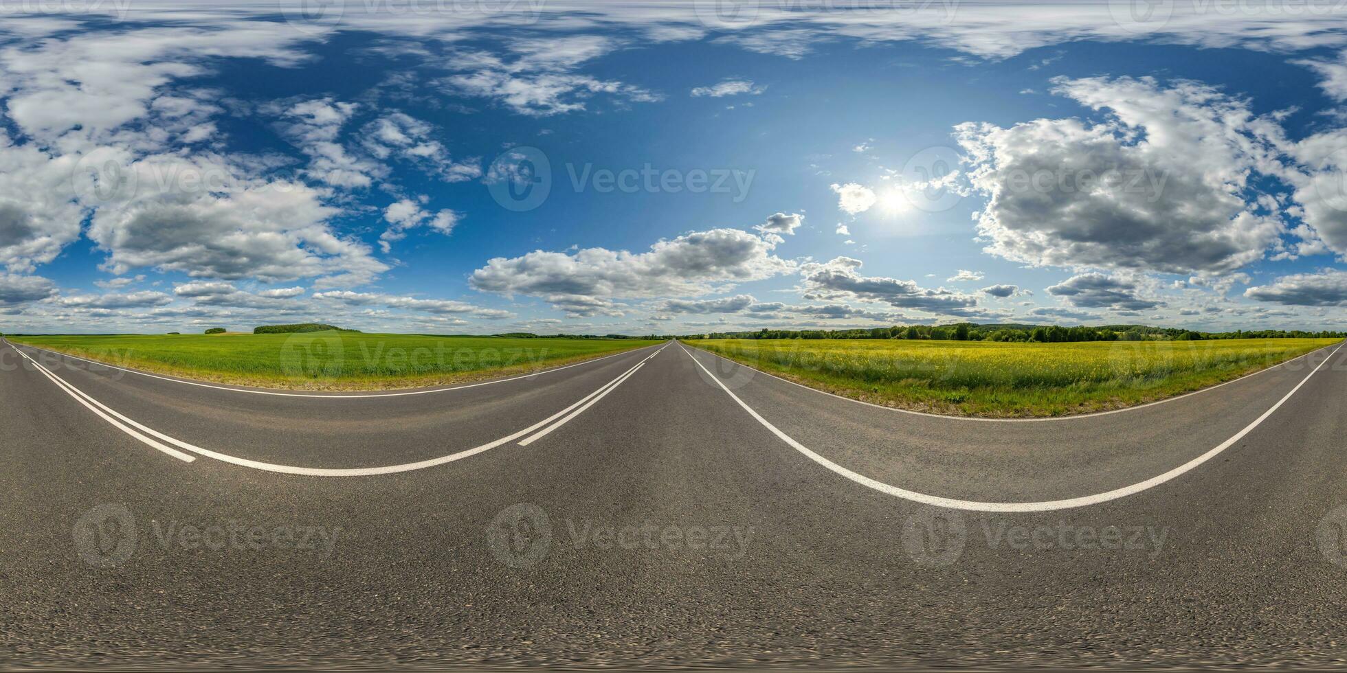 esférico 360 hdri panorama en asfalto la carretera con divisor línea entre agricultura campo en equirrectangular sin costura proyección, utilizar como cielo Hazme reemplazo, juego desarrollo como palco, vr contenido foto