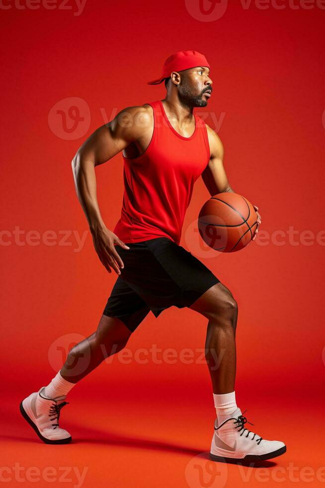 lleno longitud retrato de negro hombre en rojo camisa, negro gorra y gris pantalones cortos jugando baloncesto. estudio, amarillo antecedentes. ai generado foto