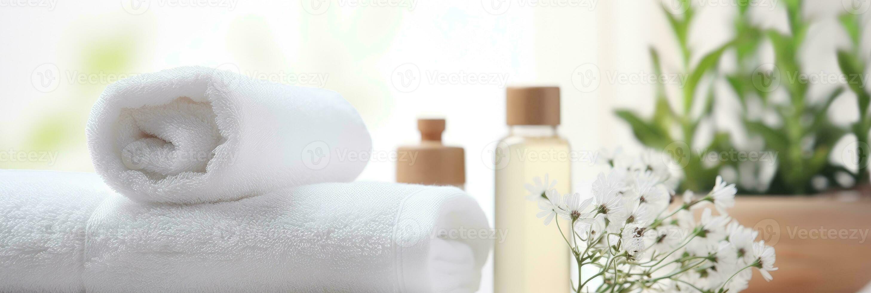 artículos de aseo, jabón, toalla en borroso blanco baño spa antecedentes. foto