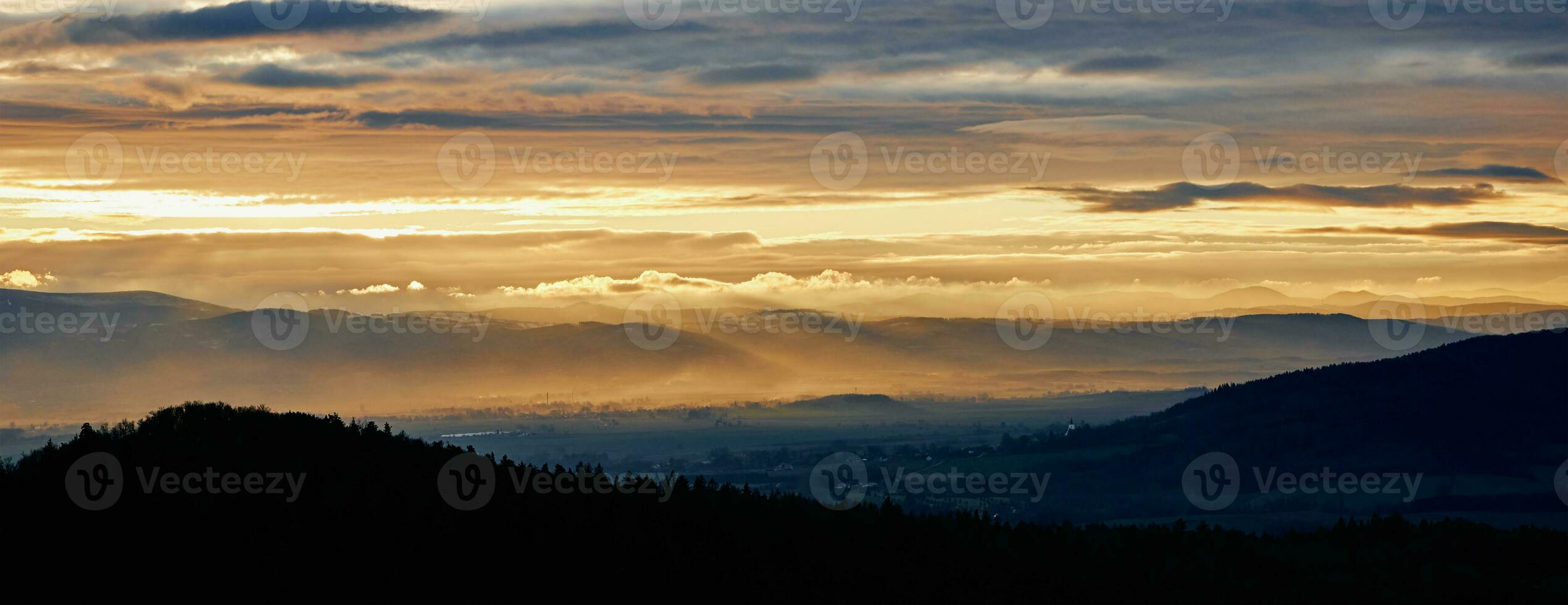 puesta de sol dramático cielo terminado montañas forma foto