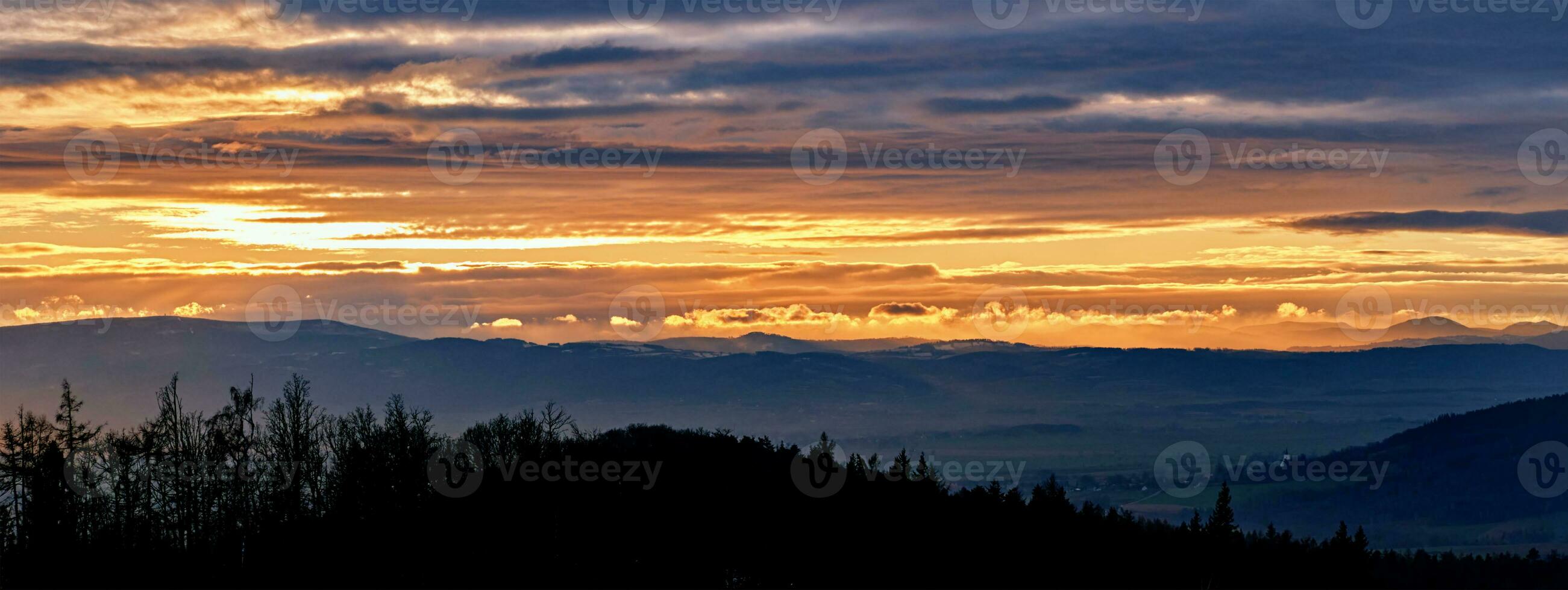 puesta de sol dramático cielo terminado montañas forma foto