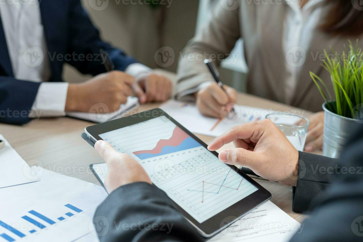 Business team Analysis of sales data and economic growth. Executives set goals, Business strategy, digital market. finance, marketing, e-commerce, team meeting, report chart. Plan Strategies, startup photo