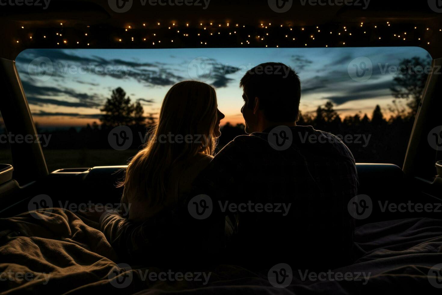 Pareja estudio de las estrellas desde el cama de su recoger camión foto con vacío espacio para texto