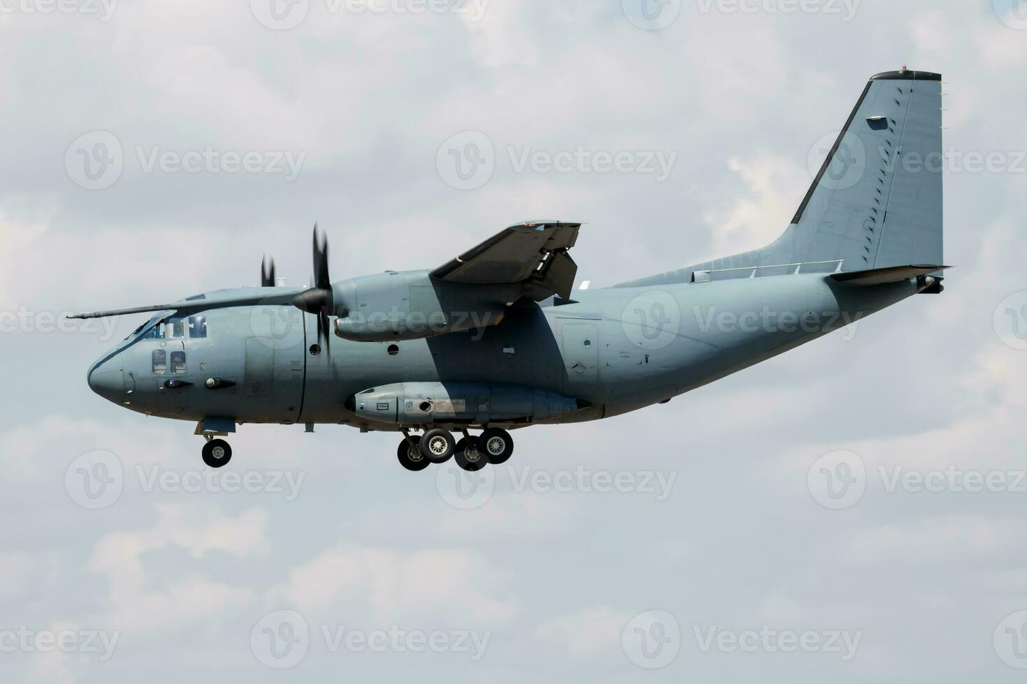 intitulado militar transporte avión a aire base. aeropuerto y aeródromo. aire fuerza y Ejército vuelo operación. aviación y aeronave. aire elevar. militar industria. mosca y volador. foto