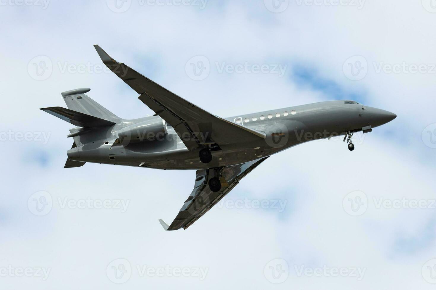 intitulado militar transporte avión a aire base. aeropuerto y aeródromo. aire fuerza y Ejército vuelo operación. aviación y aeronave. aire elevar. militar industria. mosca y volador. foto