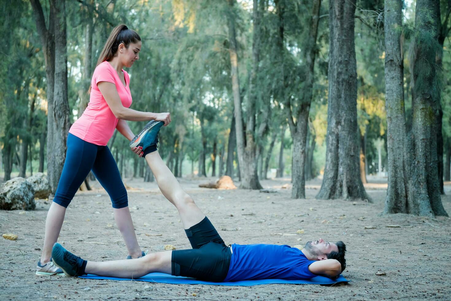 caucásico Pareja haciendo extensión ejercicios en un parque foto