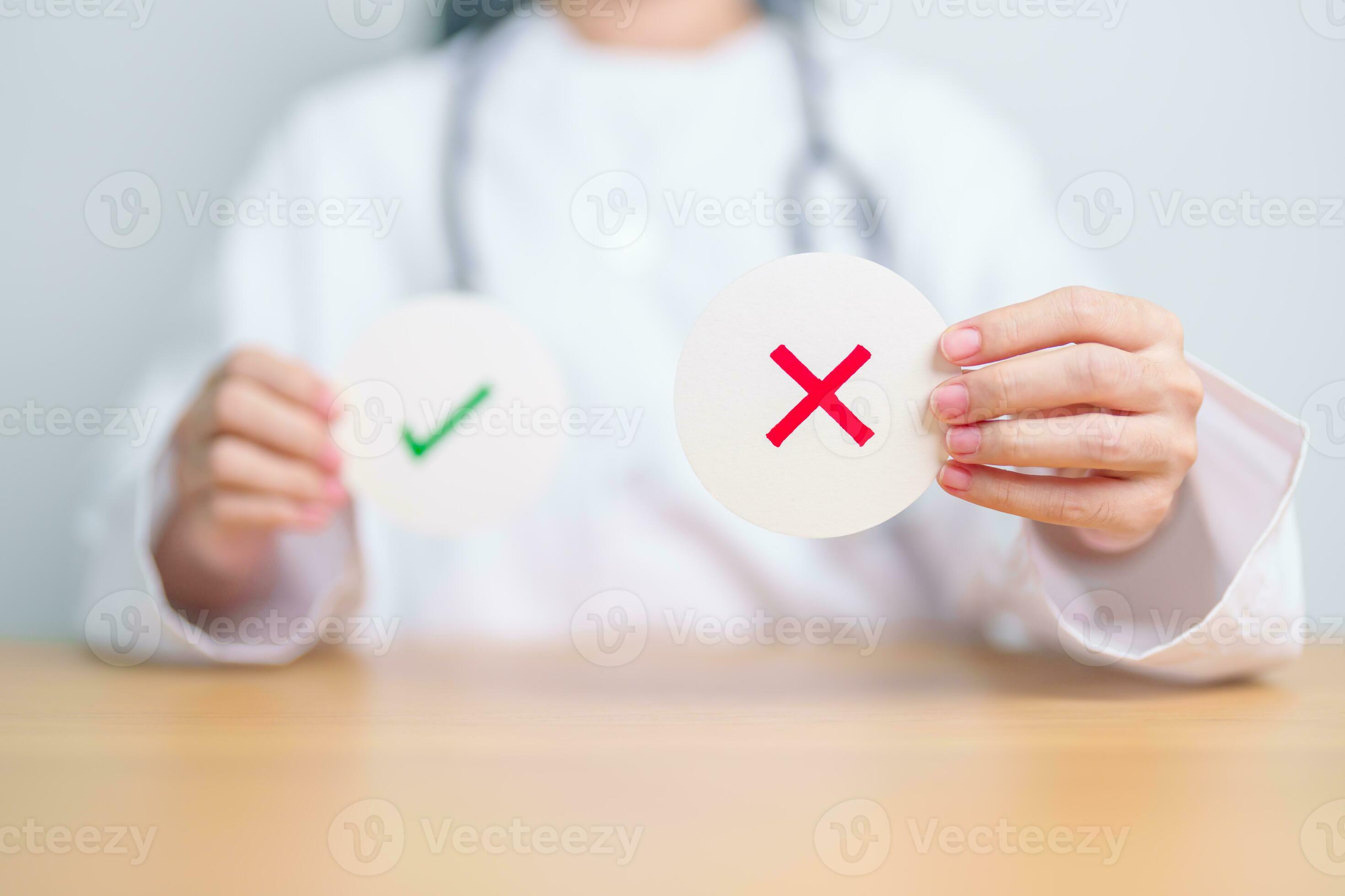 médico espectáculo incorrecto símbolo papel. cierto y FALSO, aceptar y