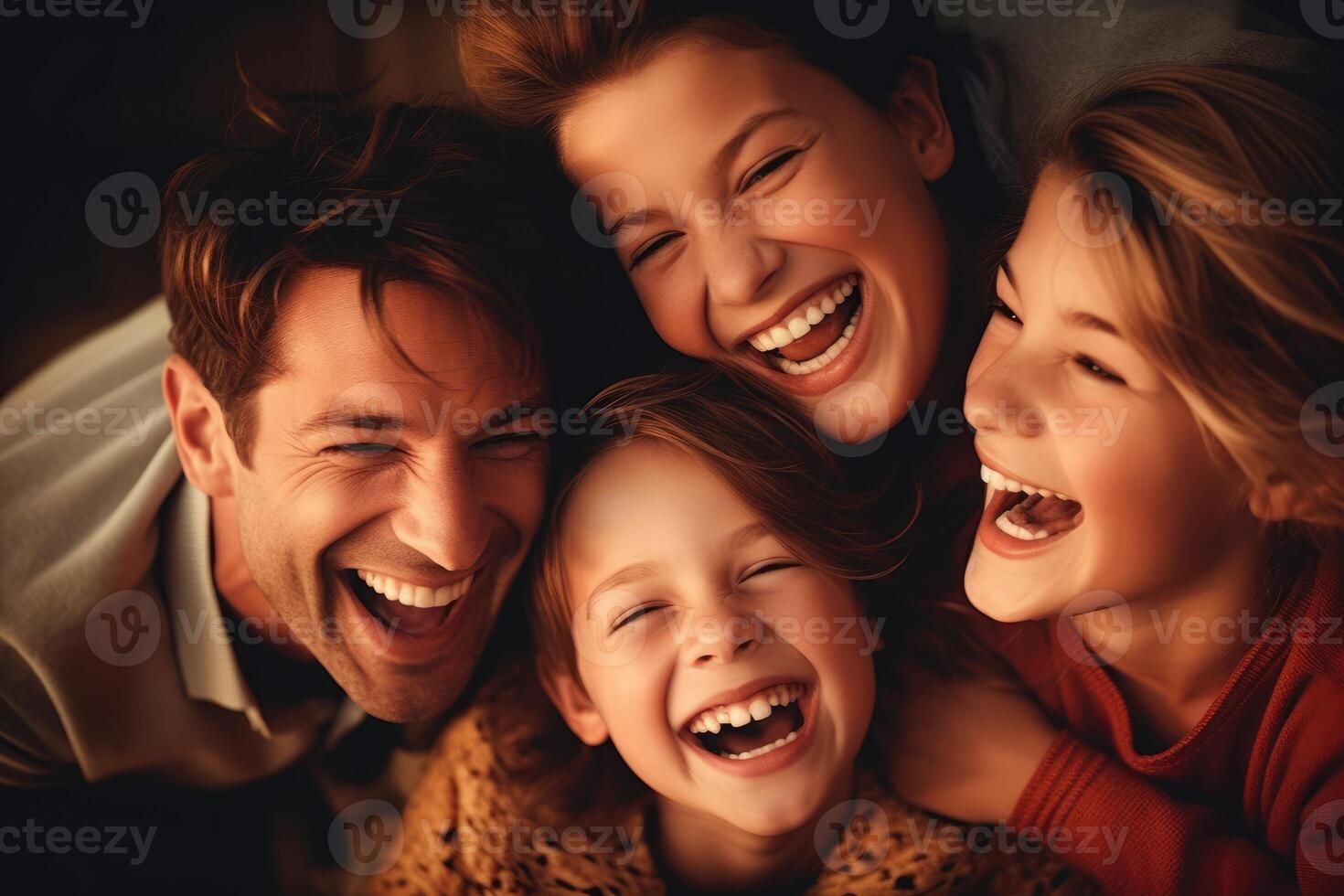 un cerca - arriba foto de un radiante americano familia acurrucado juntos, su caras lleno con alegría y risa. generativo ai