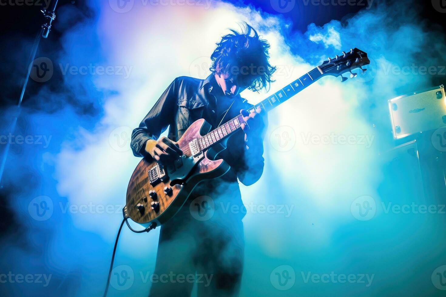 guitarrista trituración un electrizante solo, rodeado por un nube de fumar y vibrante etapa luces. generativo ai foto