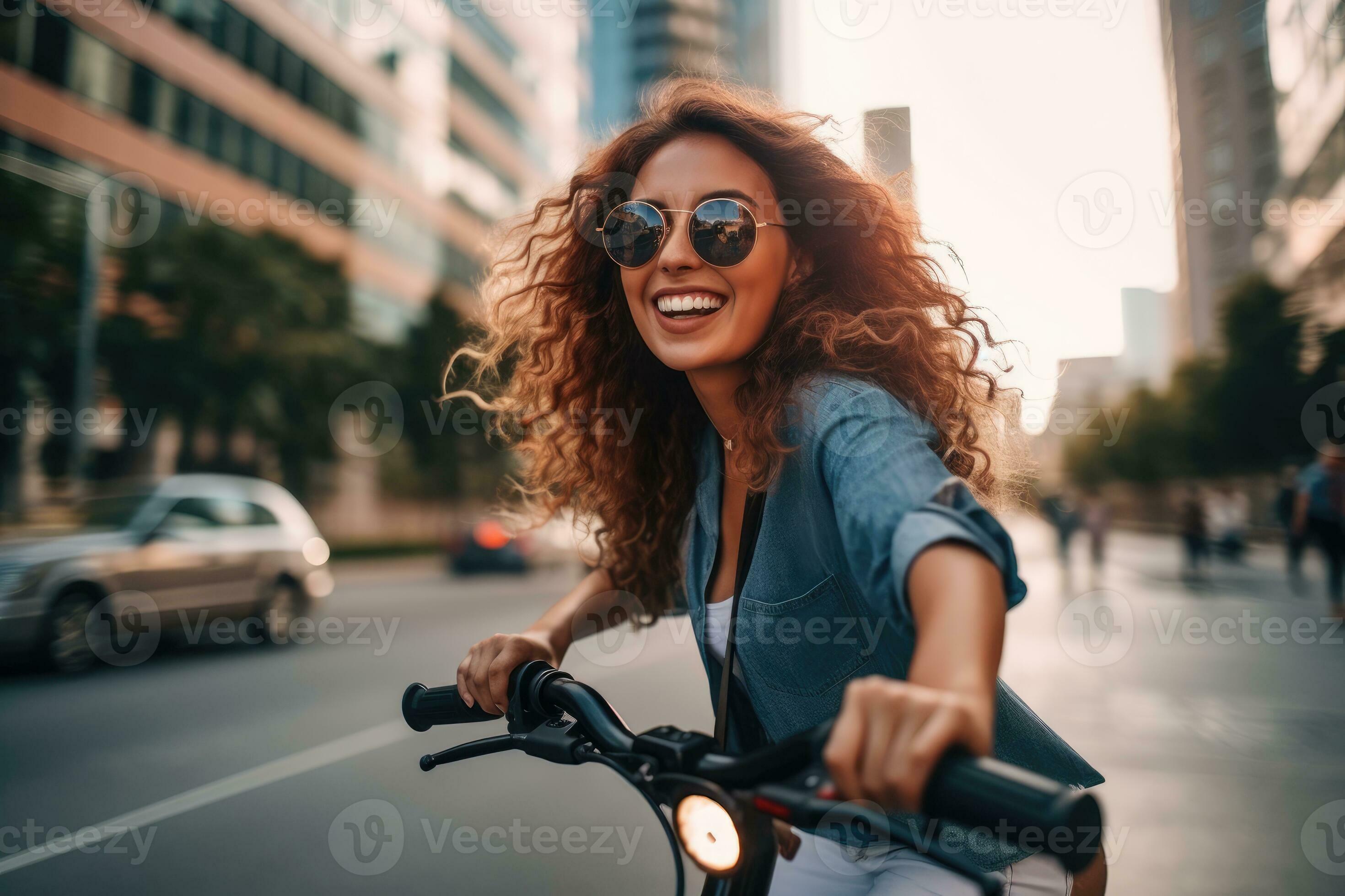 Dama de moda en traje y anteojos monta scooter eléctrico joven