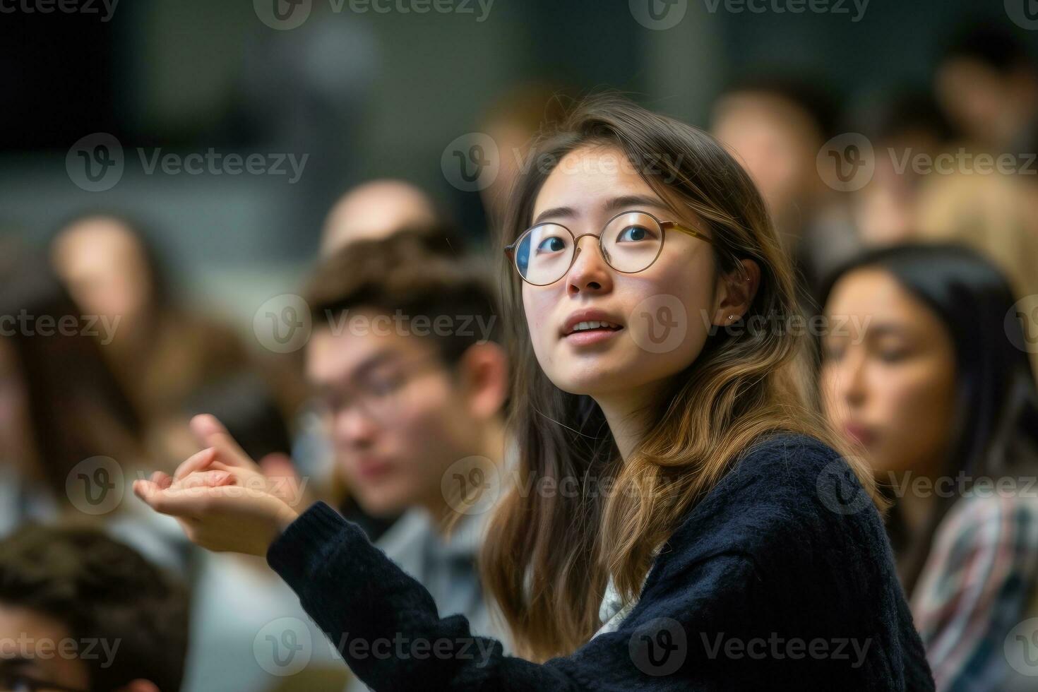 un joven hembra conferenciante y su estudiantes en un cerca - arriba Disparo durante un seminario o taller. generativo ai foto