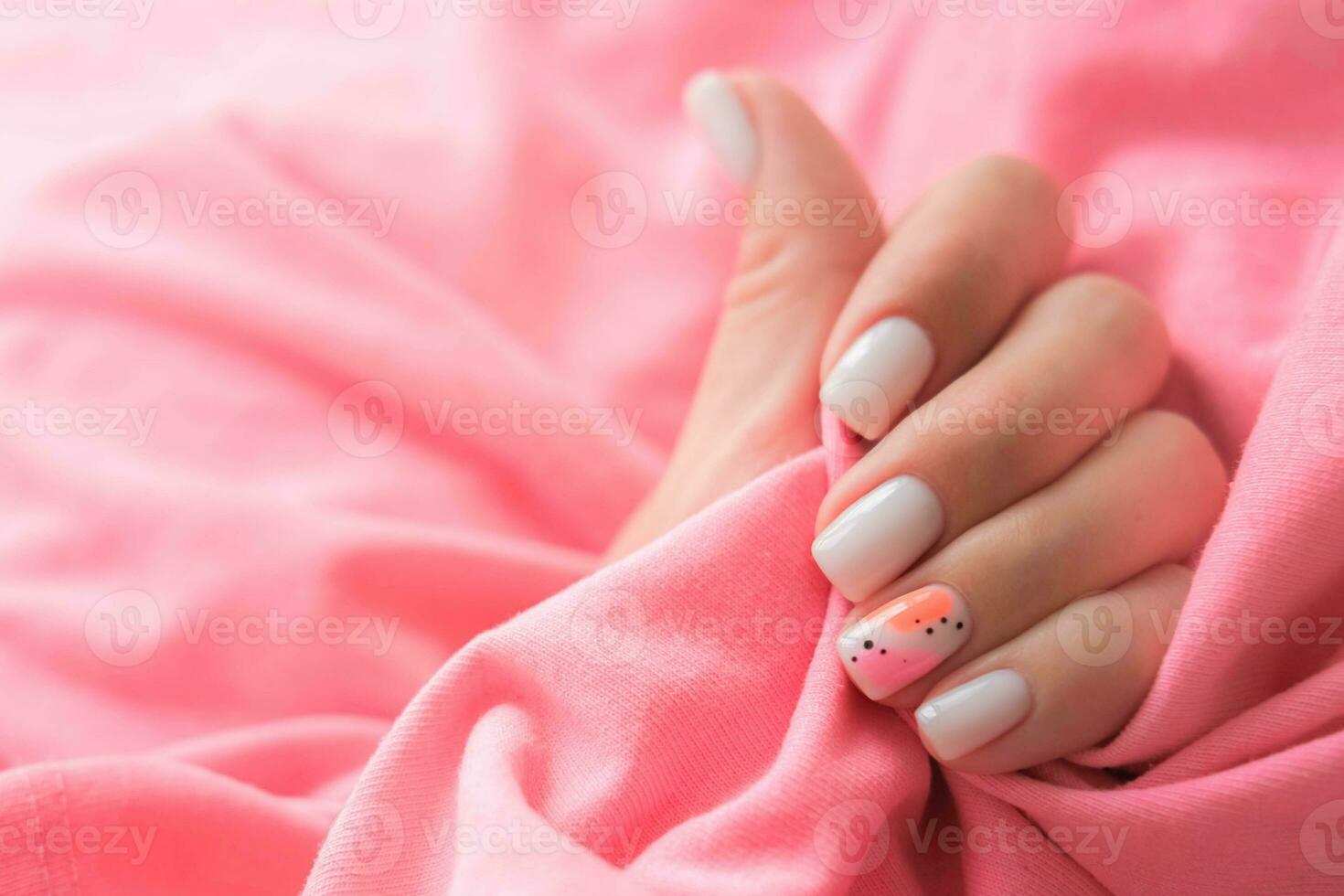 hermosa hembra manos con un manicura en un rosado antecedentes. sombreado uña diseño. verano manicura. Copiar espacio. foto