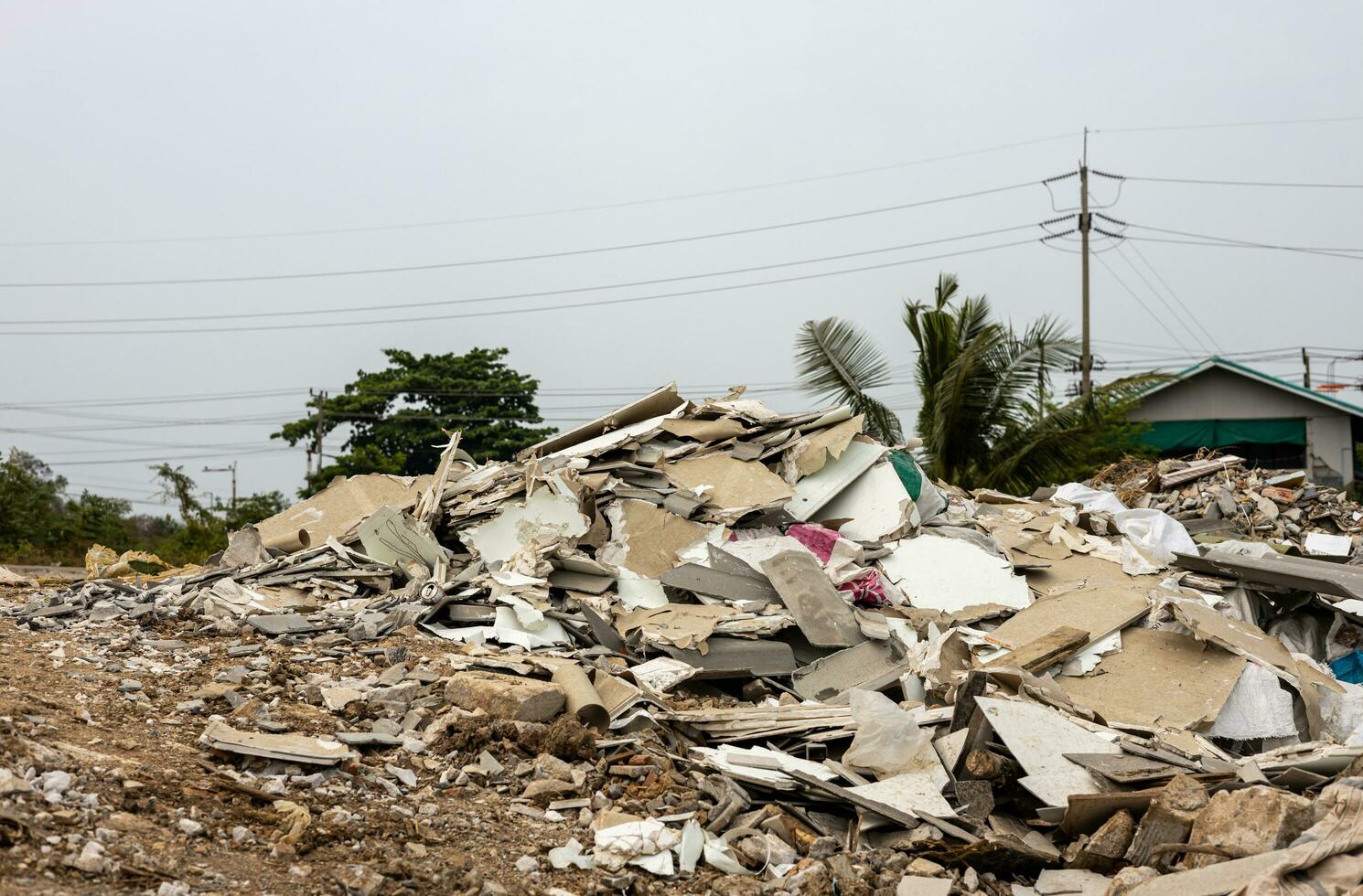 puntos de vista de fragmentos de roto hormigón y loseta fragmentos ese tener estado demolido foto