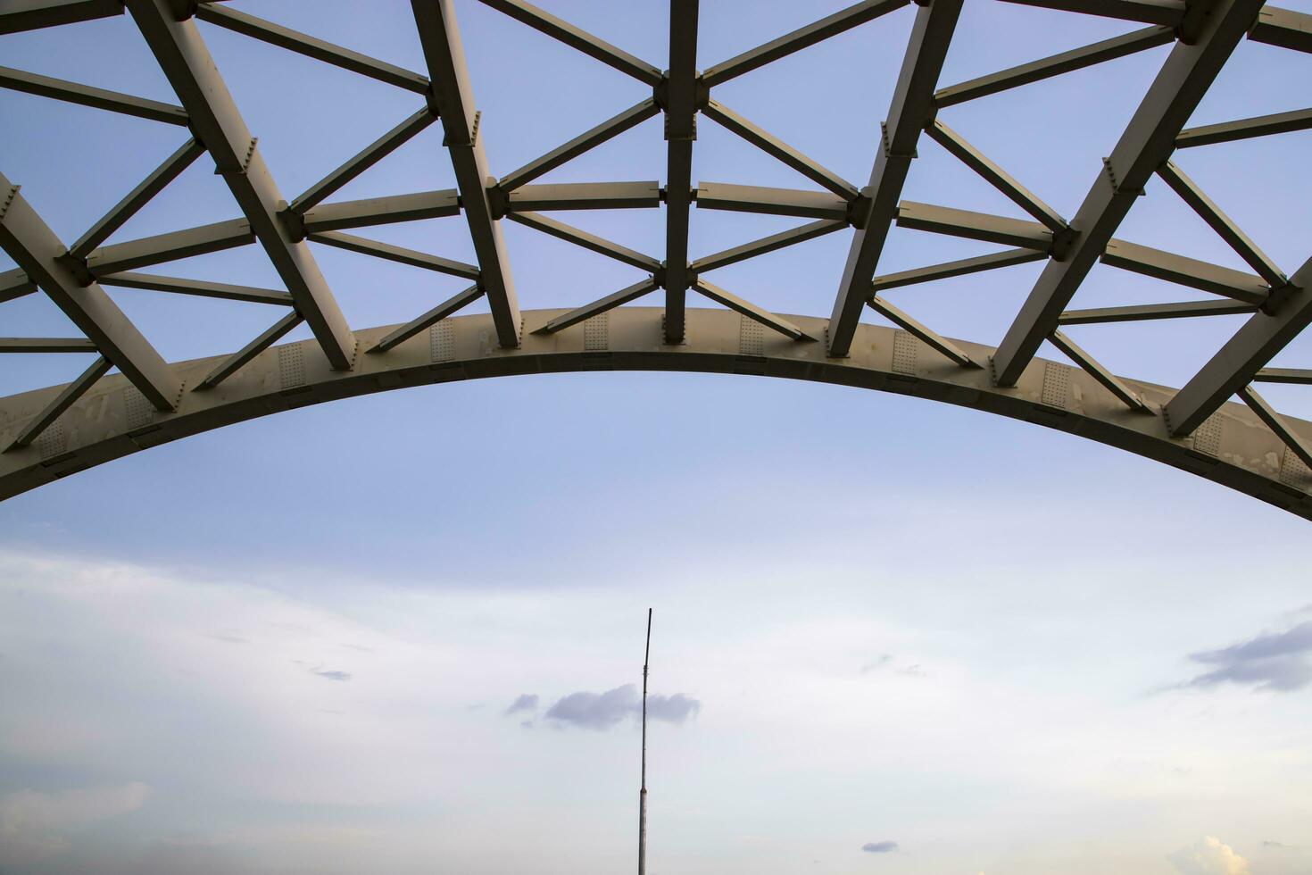 el metal estructura diseño de el puente Superior debajo el azul cielo en Bangladesh foto