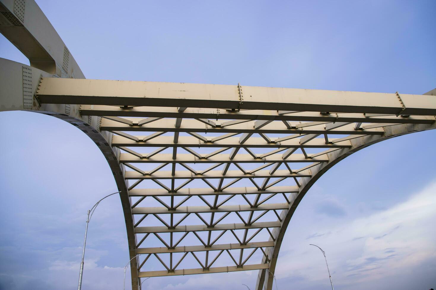 el metal estructura diseño de el puente Superior debajo el azul cielo en Bangladesh foto