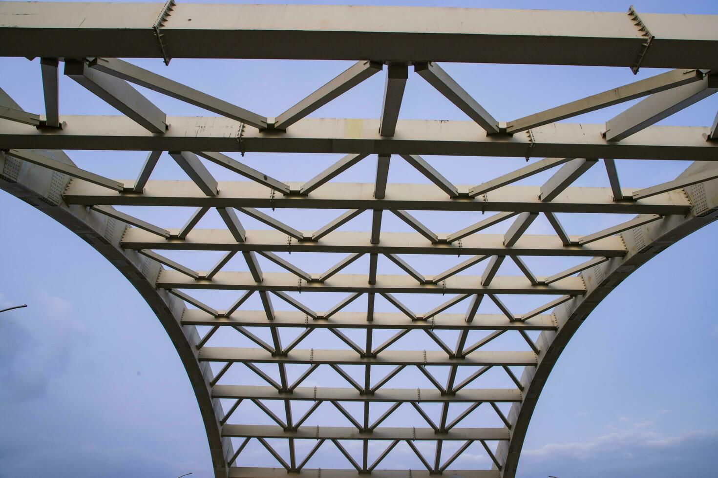 el metal estructura diseño de el puente Superior debajo el azul cielo en Bangladesh foto