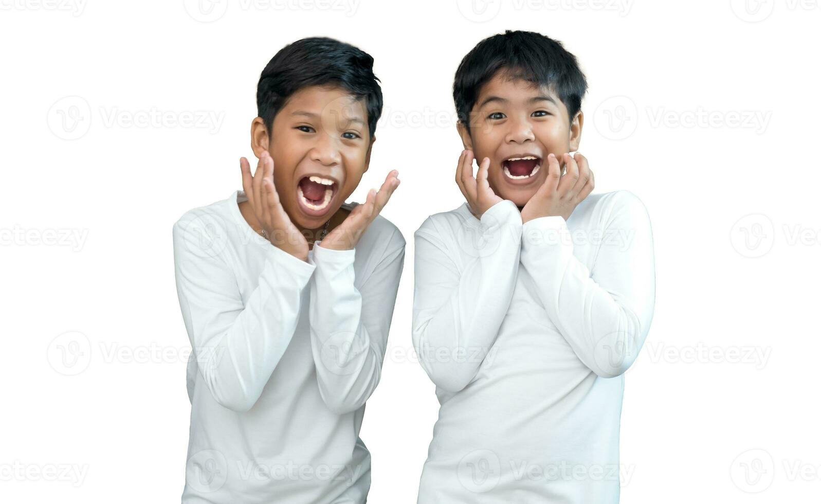 hermanos vistiendo blanco manga larga camisetas sonrisa y espectáculo alegría juntos. foto