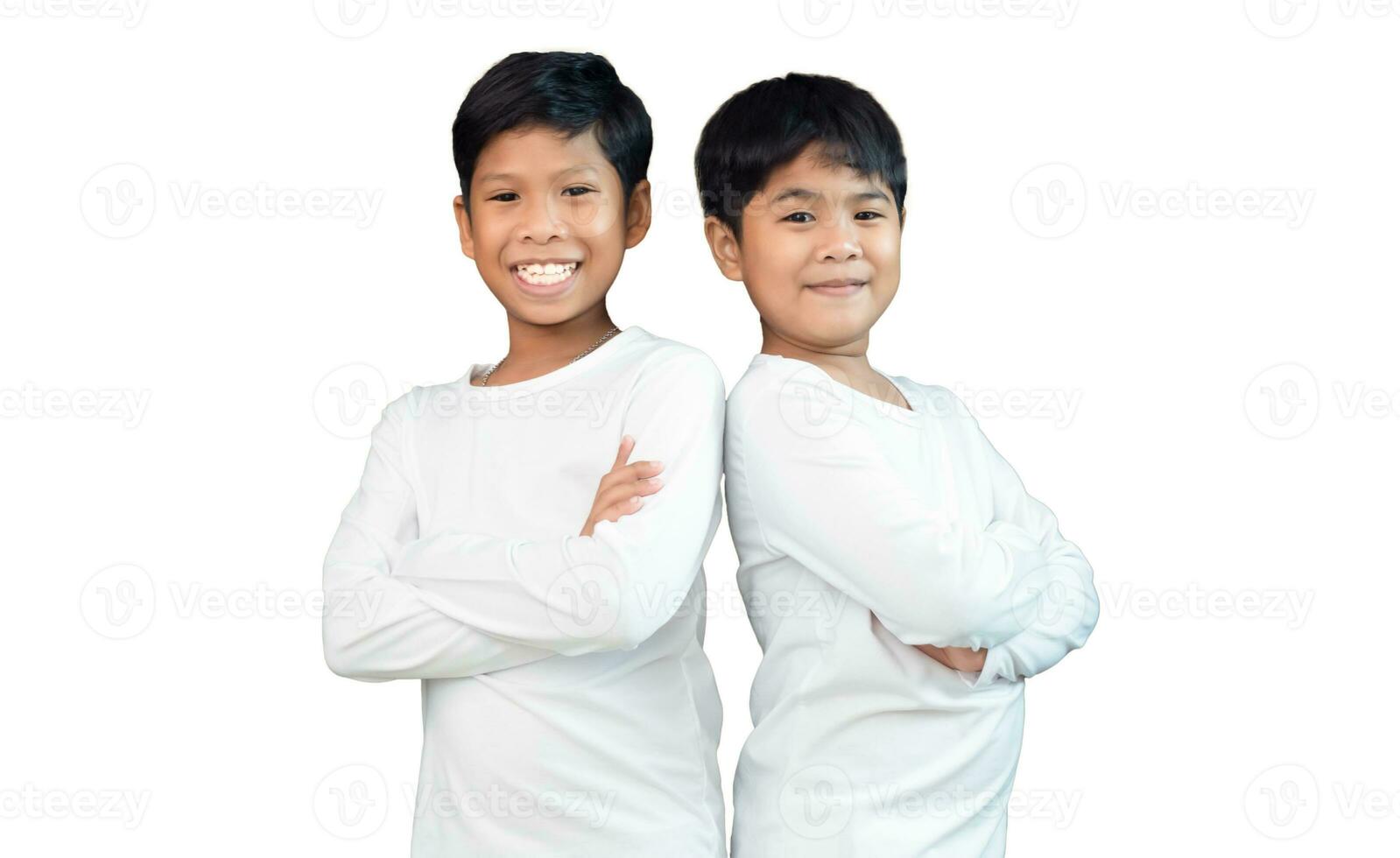 hermanos vistiendo blanco manga larga camisetas sonrisa y espectáculo alegría juntos. foto